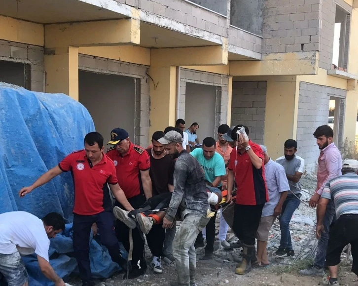 Temel kuyusunu düşen inşaat işçisinin kasığına demir saplandı
