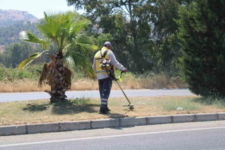 Temizlik işçilerinin sıcakla mücadelesi başladı
