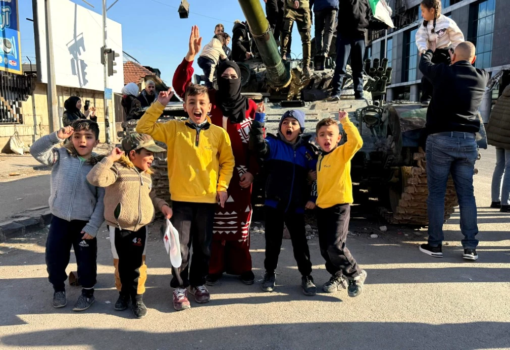 Terk Edilen Tanklar Çocukların Oyun Alanı Oldu