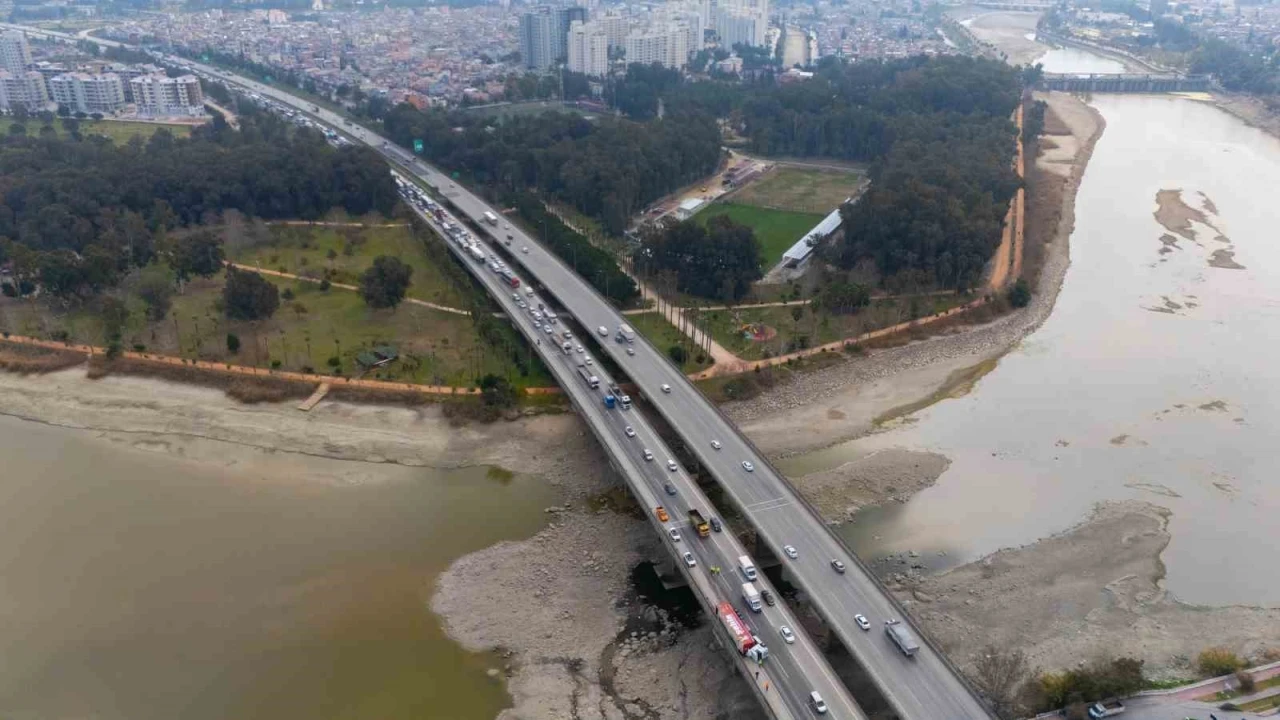 Tır devrildi, otoyolda trafik kilitlendi
