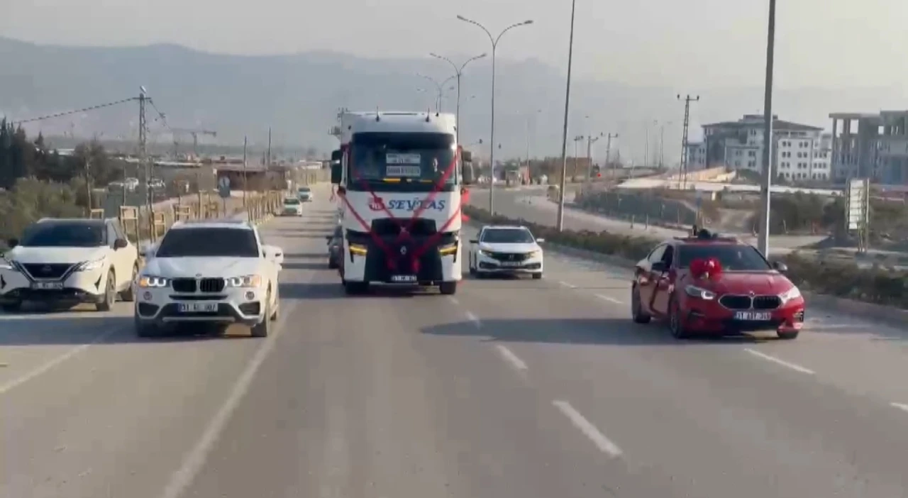 Tırı gelin arabası yaptı, son seferini düğününe yaptı
