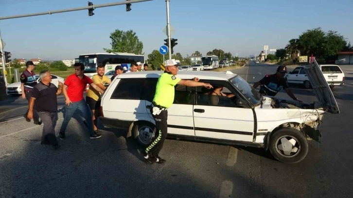 Tofaş’lar kafa kafaya çarpıştı, o anlar güvenlik kamerasına yansıdı
