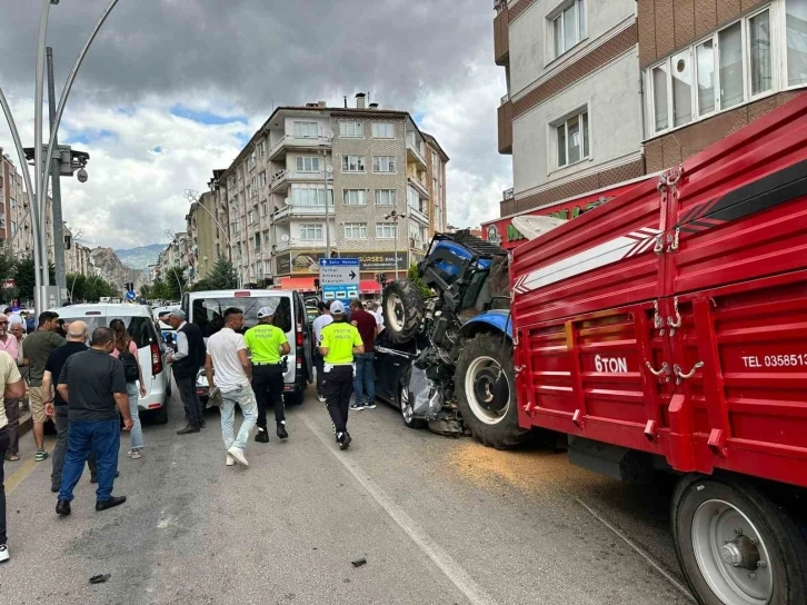 Tokat’ta freni boşalan traktör aracın üstüne çıkarak durabildi
