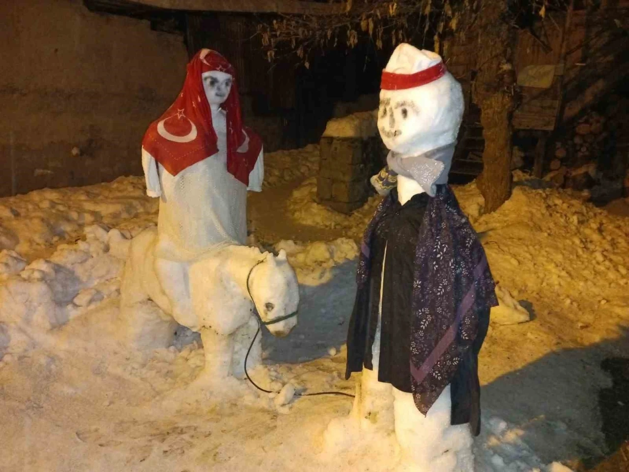 Torunu mutlu olsun diye kardan heykeller yaptı
