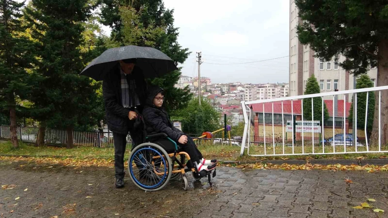 Torununa ayak oluyor, arkadaşlarına öğretmen
