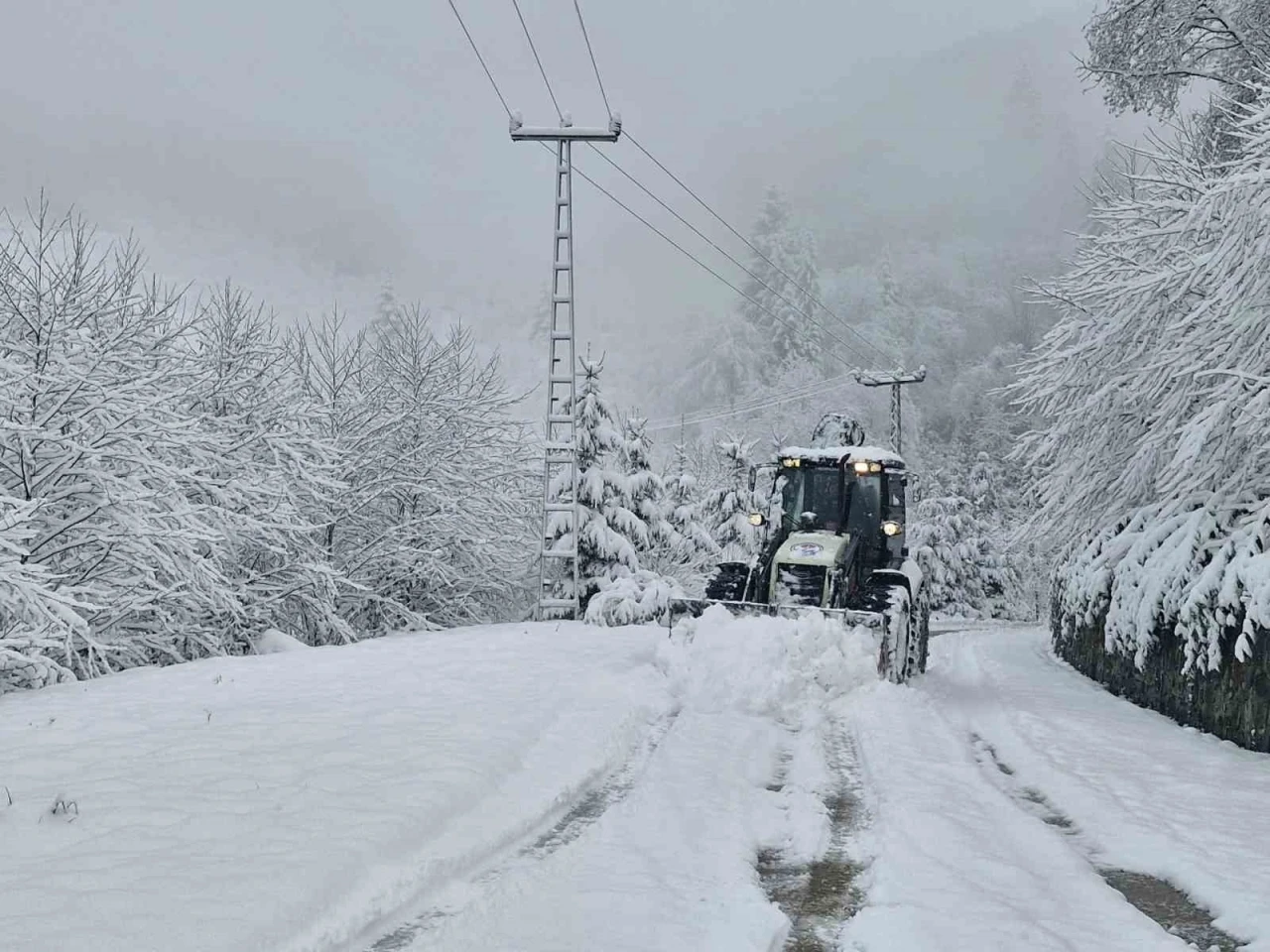 Trabzon’da 124 mahalle yolu kar nedeniyle ulaşıma kapandı
