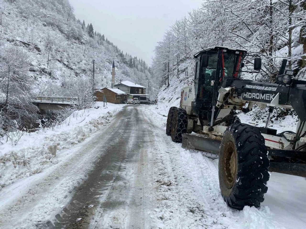 Trabzon’da kar nedeniyle kapanan mahalle yolları ulaşıma açılıyor
