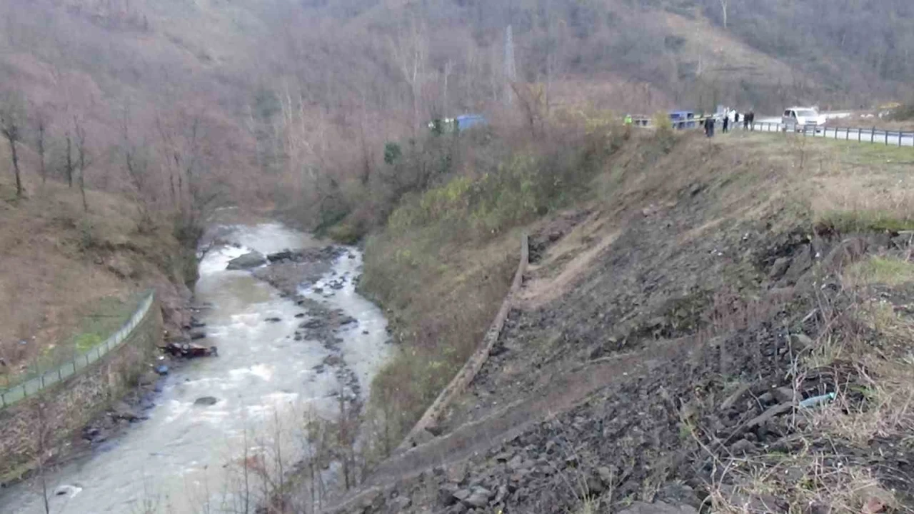 Dereye Uçan Otomobilde 1 Kişi Hayatını Kaybetti