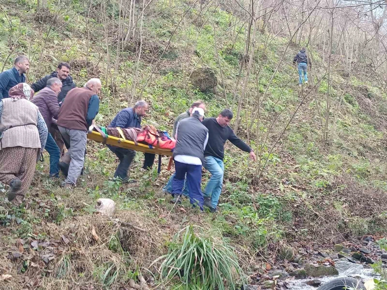 Trabzon’da otomobil dereye uçtu: 2 yaralı
