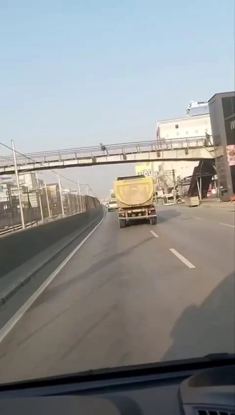 Trafiği hiçe sayan kamyon dakikalarca makas attı
