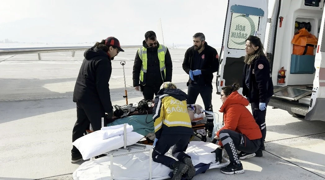 Trafik kazasında ağır yaralanan vatandaş uçak ambulansla Ankara’ya sevk edildi
