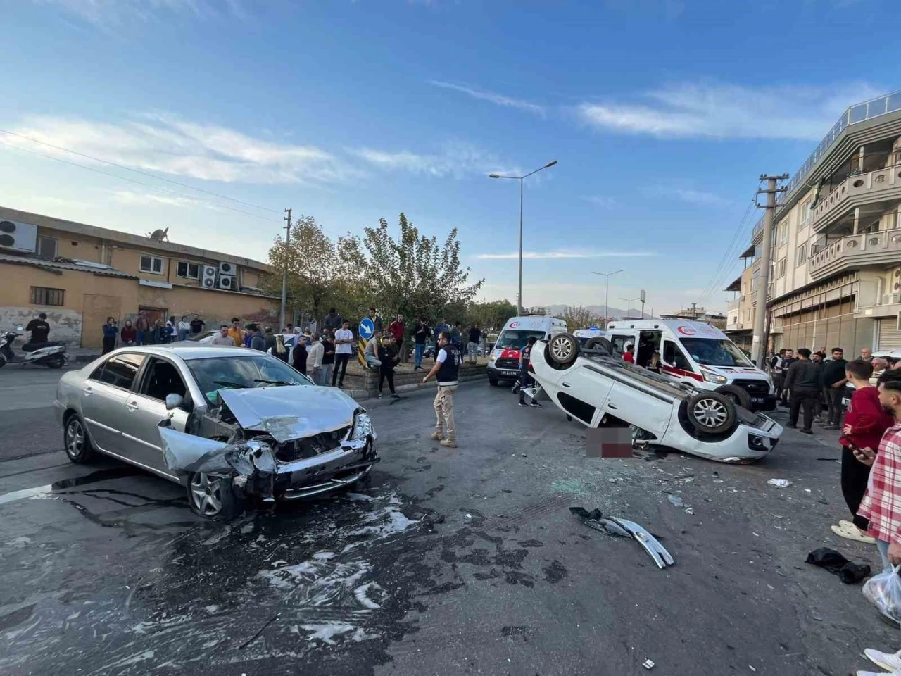 Trafik kazasında ortalık savaş alanına döndü: 1’i ağır 2 yaralı
