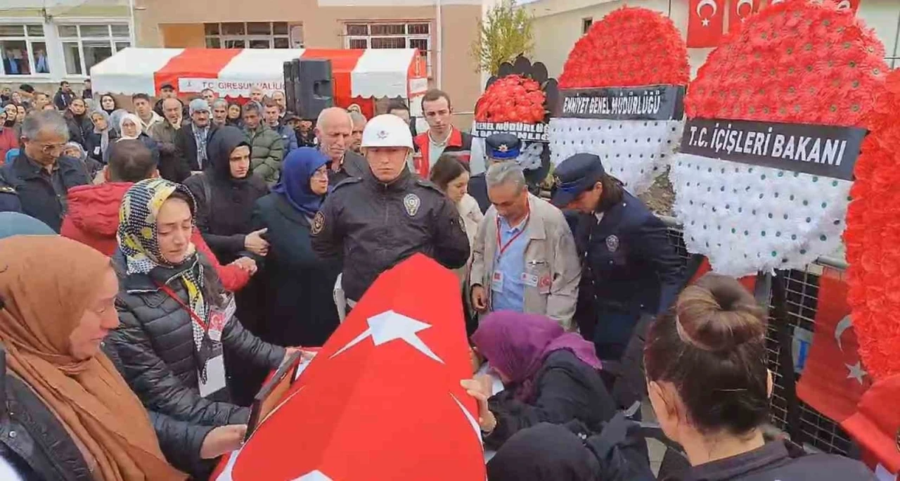 Trafik kazasında şehit olan polis memuru son yolculuğuna uğurlandı
