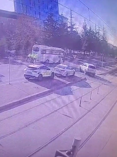 Trafik polislerinin fedakarca yardımı kamerada
