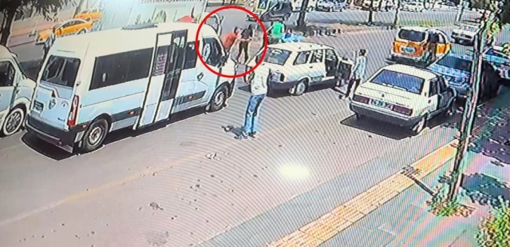 Trafikte husumetli şahısların silahlı kavgası güvenlik kamerasına yansıdı: 1 yaralı
