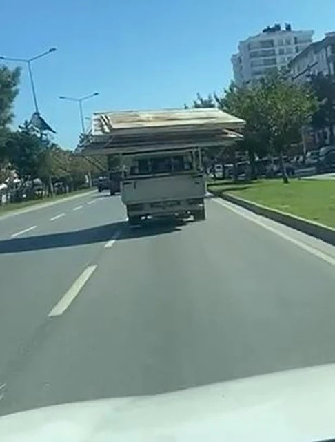 Trafikte tehlike saçan görüntü: Yolun yarısını kaplayarak malzeme taşıdı
