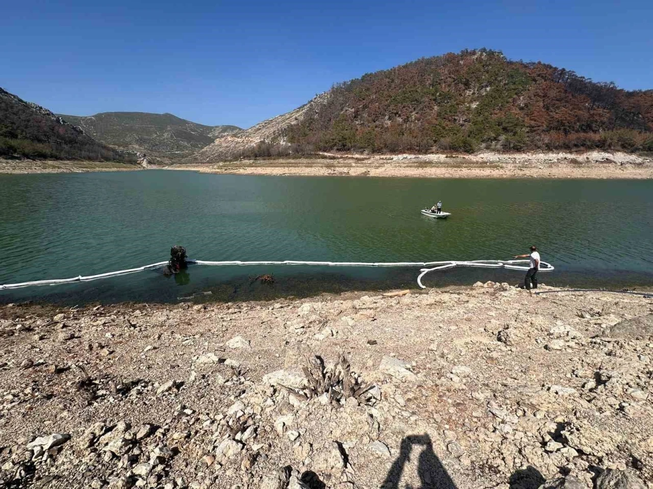 Traktör baraja devrildi, altında kalan sürücü öldü
