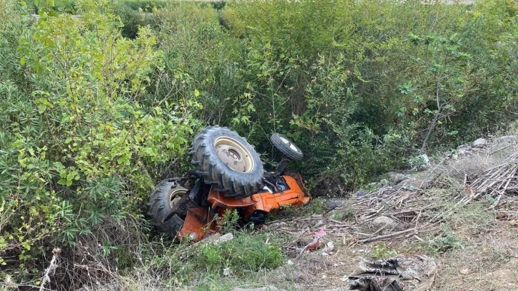 Traktör şarampole yuvarlandı, 13 yaşındaki sürücü yaralandı
