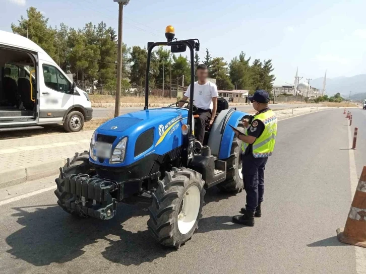 Traktör sürücülerine Jandarmadan özel denetim
