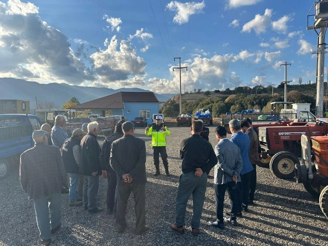 Traktör sürücülerine koruyucu sistemlerin önemi anlatıldı
