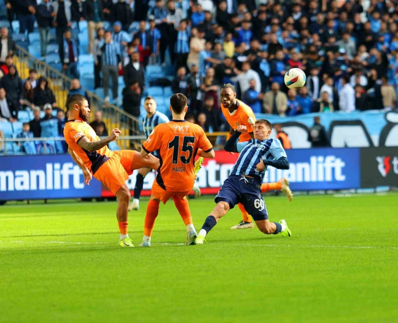 Trendyol Süper Lig: Adana Demirspor: 0 - Başakşehir: 0 (Maç devam ediyor)
