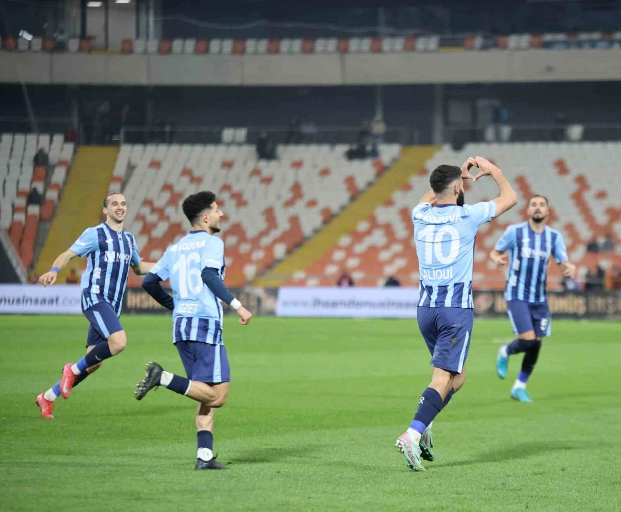 Trendyol Süper Lig: Adana Demirspor: 1 - Antalyaspor: 1 (İlk yarı)
