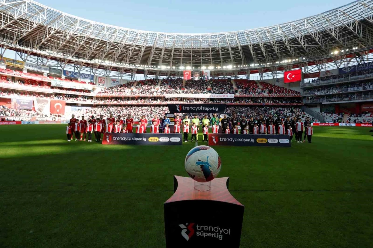 Trendyol Süper Lig: Antalyaspor: 0 - Beşiktaş: 0 (Maç devam ediyor)
