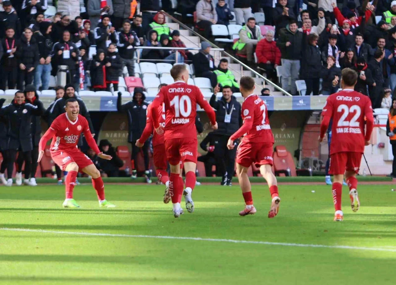 Trendyol Süper Lig: Antalyaspor: 2 - Kasımpaşa: 0 (İlk yarı)
