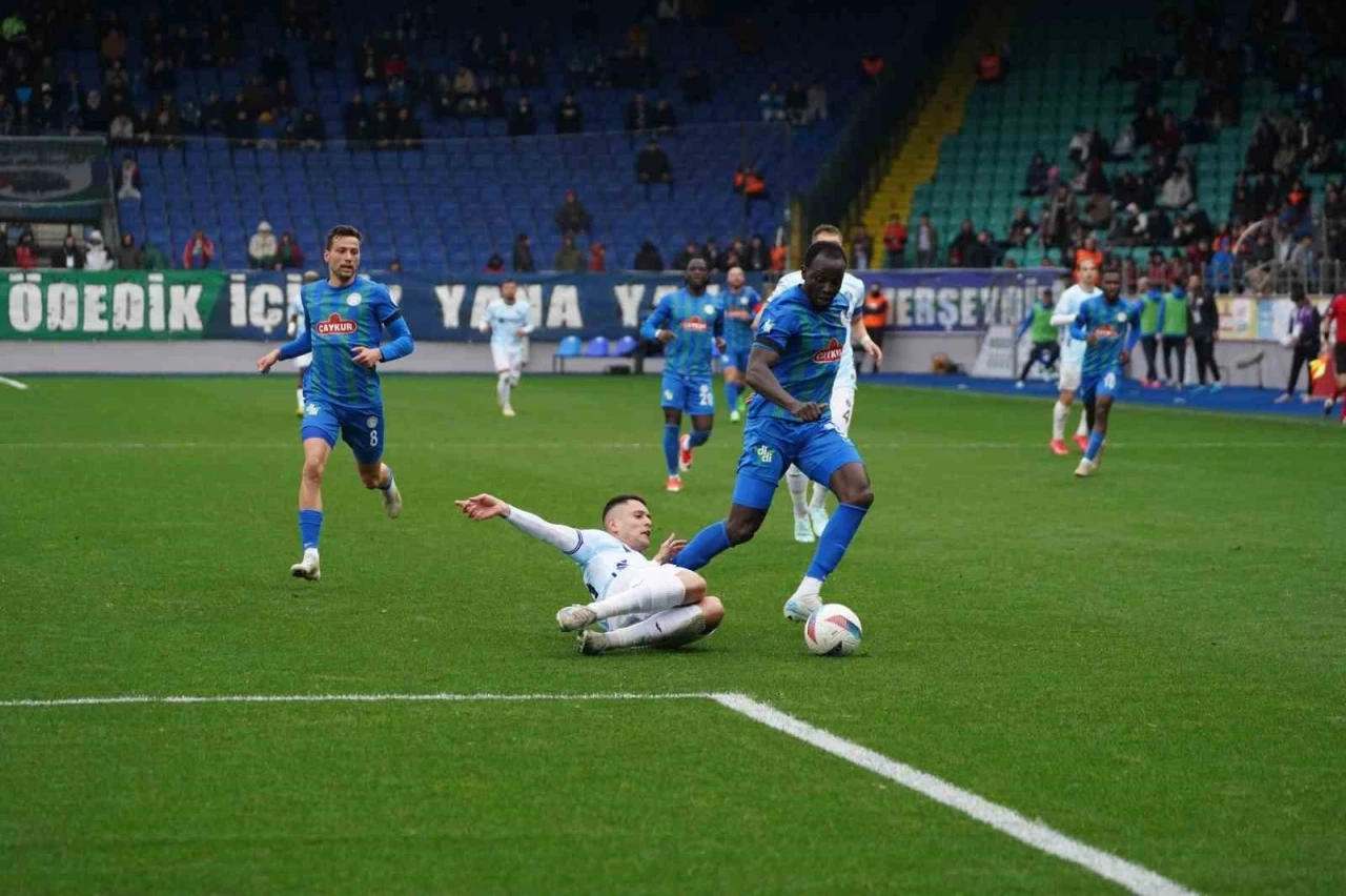 Trendyol Süper Lig: Çaykur Rizespor: 1 - Adana Demirspor: 0 (İlk yarı)
