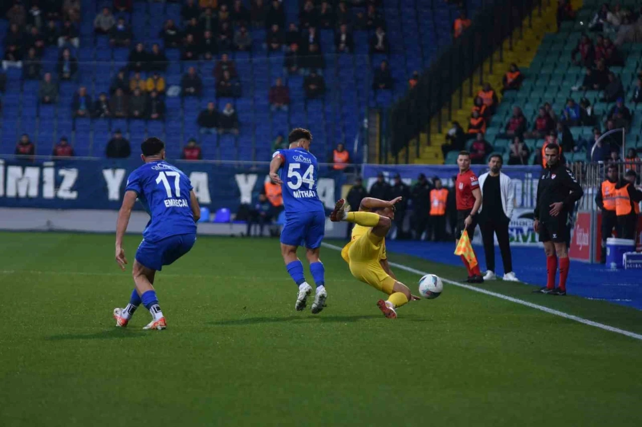 Trendyol Süper Lig: Çaykur Rizespor: 1 - Kayerispor: 0 (İlk yarı)
