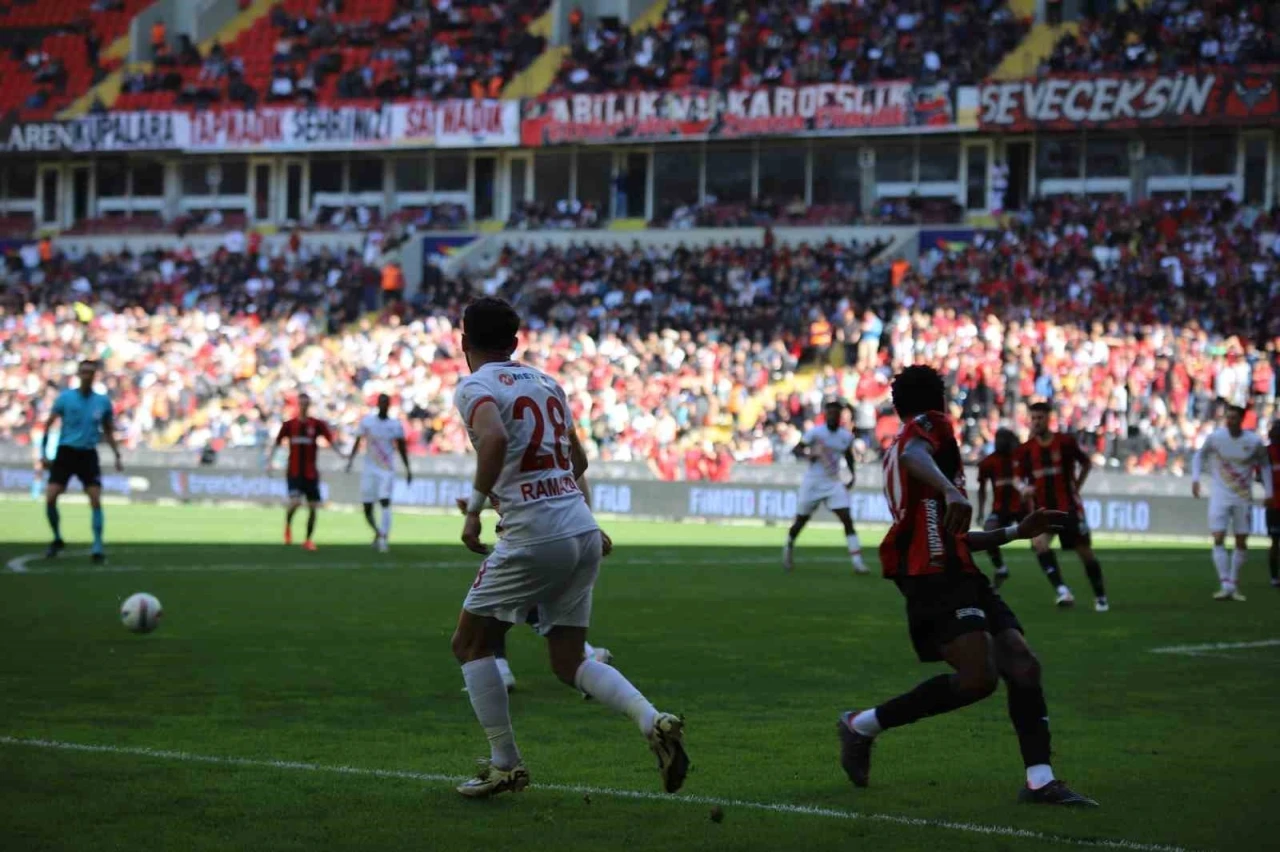 Trendyol Süper Lig: Gaziantep FK: 0 - Kayserispor: 0 (İlk yarı)
