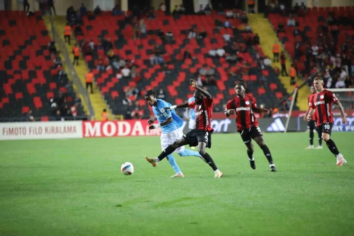 Trendyol Süper Lig: Gaziantep FK: 0 - Trabzonspor: 0 (İlk yarı)
