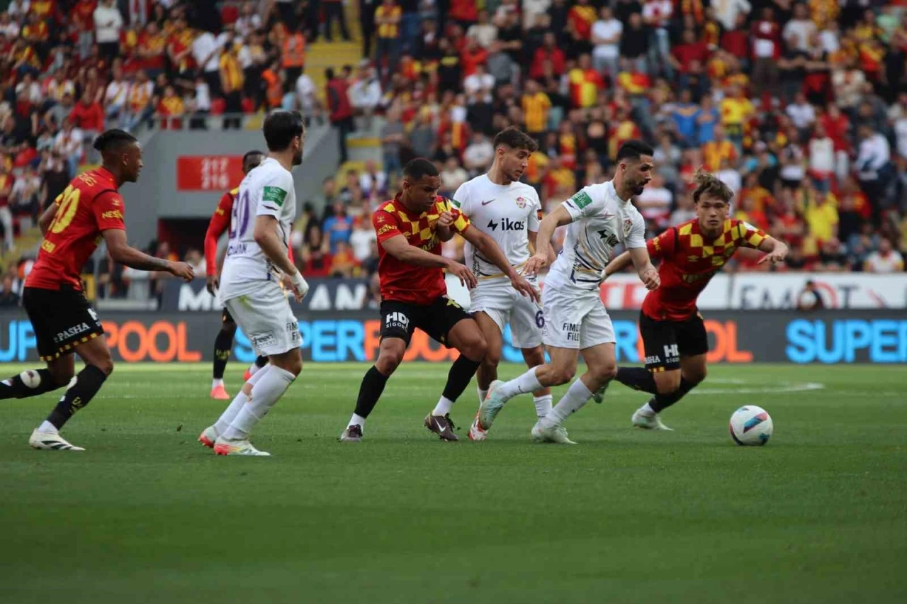 Trendyol Süper Lig: Göztepe: 0 - Eyüpspor: 0 (İlk yarı)
