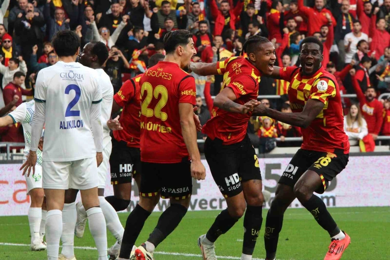 Trendyol Süper Lig: Göztepe: 1 - Çaykur Rizespor: 0 (İlk yarı)
