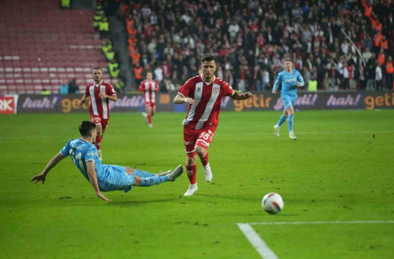 Trendyol Süper Lig: Samsunspor: 1 - Trabzonspor: 0 (İlk yarı)
