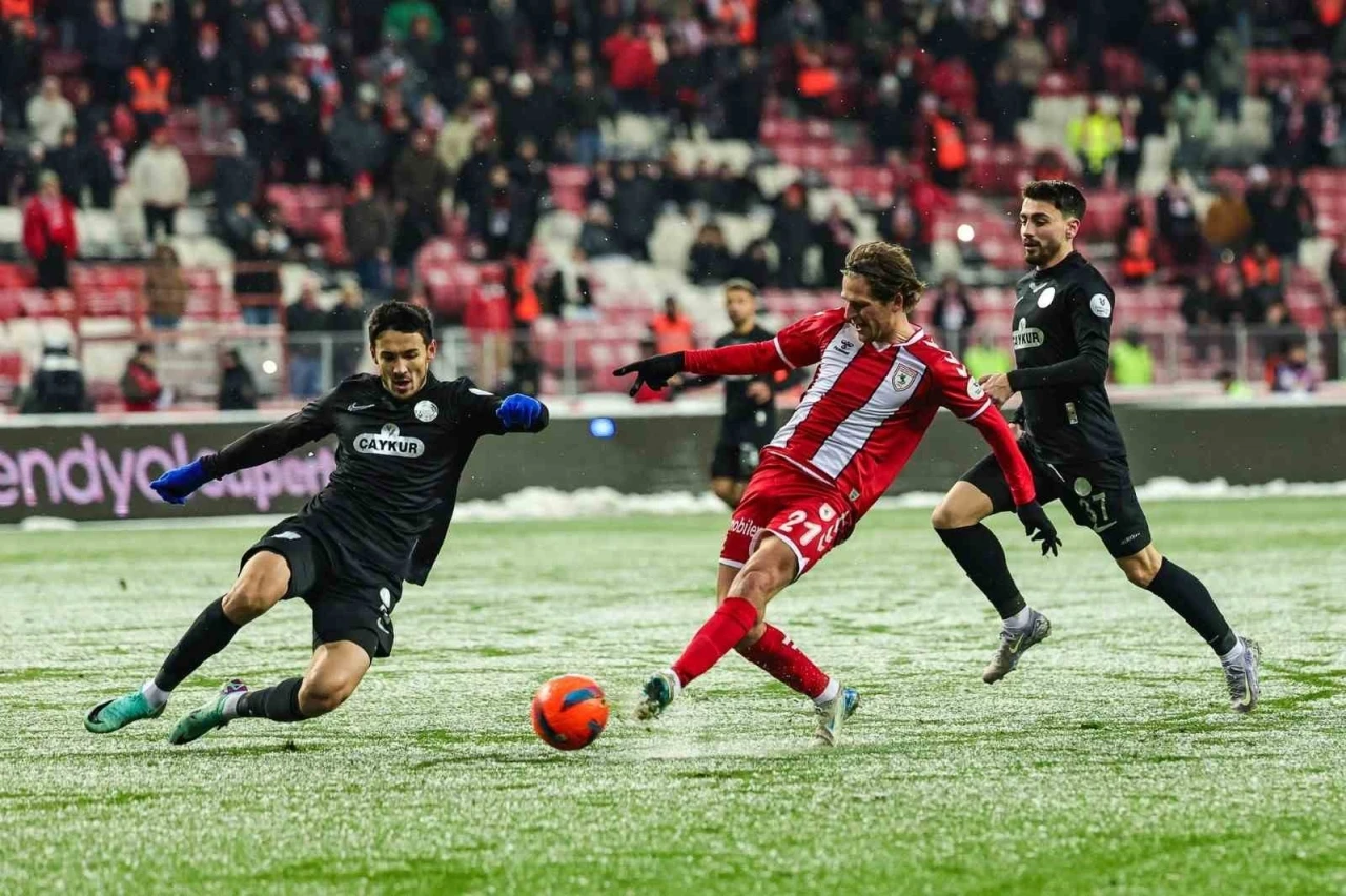 Trendyol Süper Lig: Samsunspor: 2 - Çaykur Rizespor: 0 (İlk yarı)
