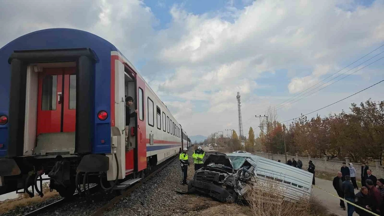 Trenle kamyonet hemzemin geçitte çarpıştı: 1 ölü, 1 yaralı
