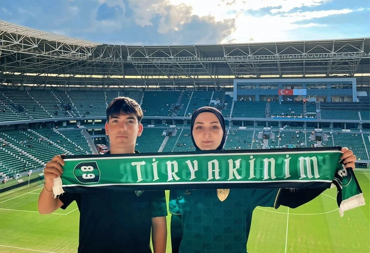 Tribünden düşen 17 yaşındaki Efe, günler sonra ailesine gülümsedi
