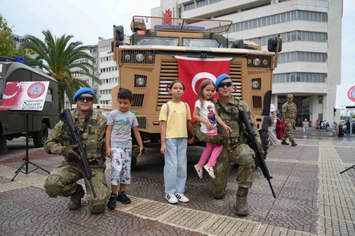 TSK personeline ve kullandığı araçlara vatandaşlardan yoğun ilgi
