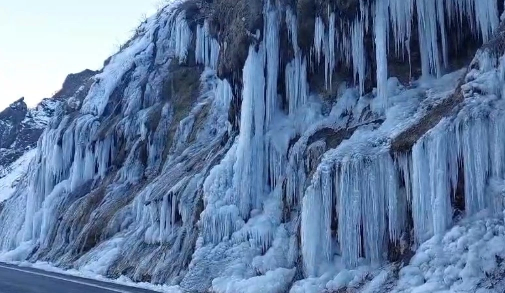 Tunceli’de ’Ağlayan Kayalar’ dondu
