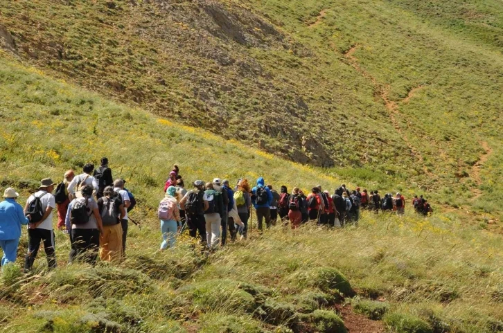 Tunceli’de doğa harikası krater gölüne gezi
