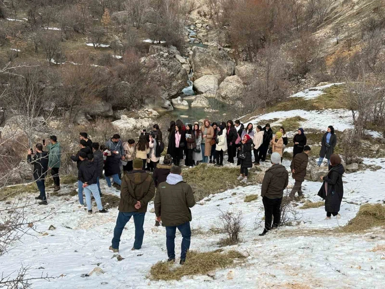 Tunceli’de öğrenciler yaban hayvanları için doğaya yem bıraktı
