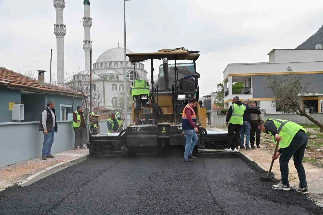 Turgut Özal Mahallesi’nin yollarını yeniliyor
