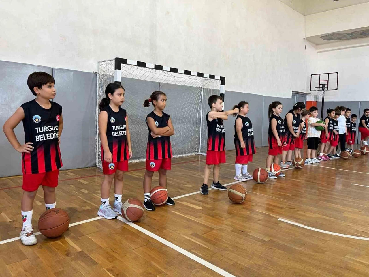 Turgutlu Belediyesi basketbol kurs kayıtları devam ediyor
