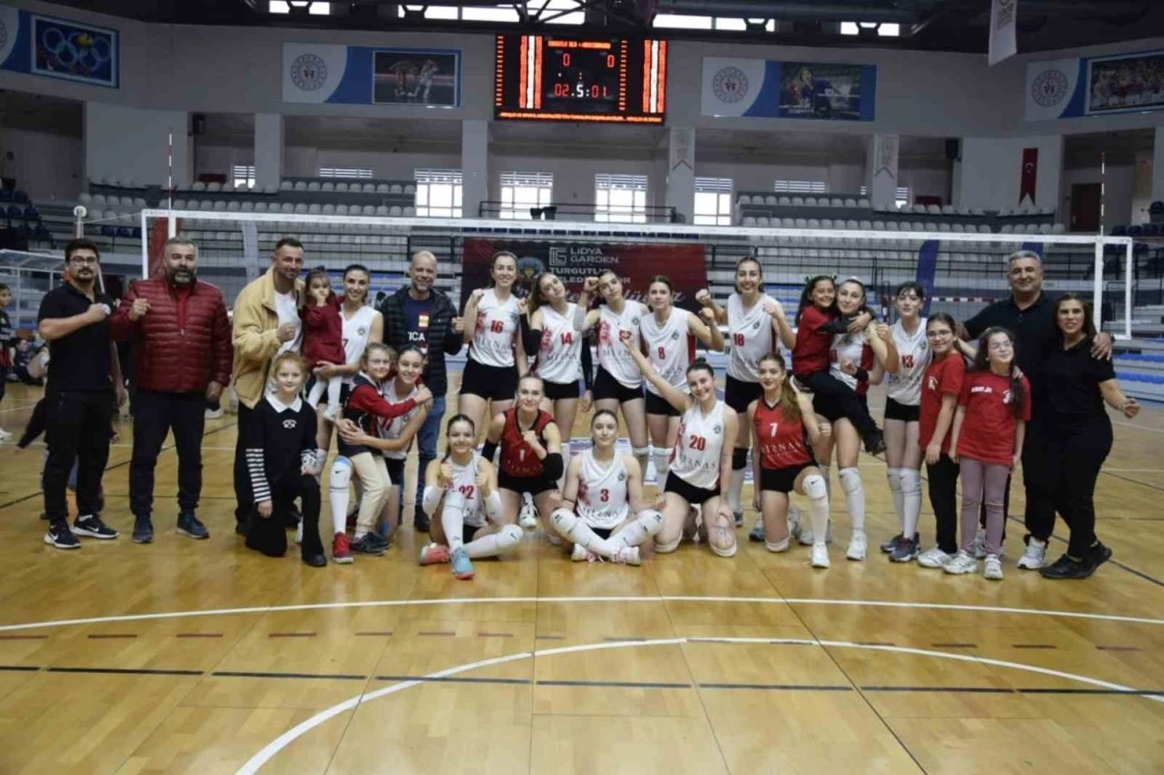 Turgutlu Kadın Voleybol Takımı rakibine geçit vermedi
