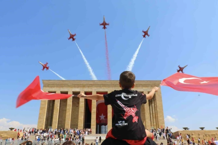 Türk Yıldızları’ndan 30 Ağustos’a özel Anıtkabir saygı uçuşu
