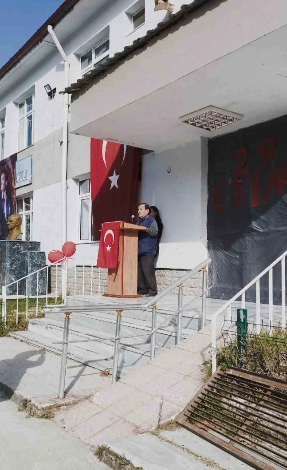 Türkeli’de 67 yıl önce okuduğu şiiri yeniden seslendirdi
