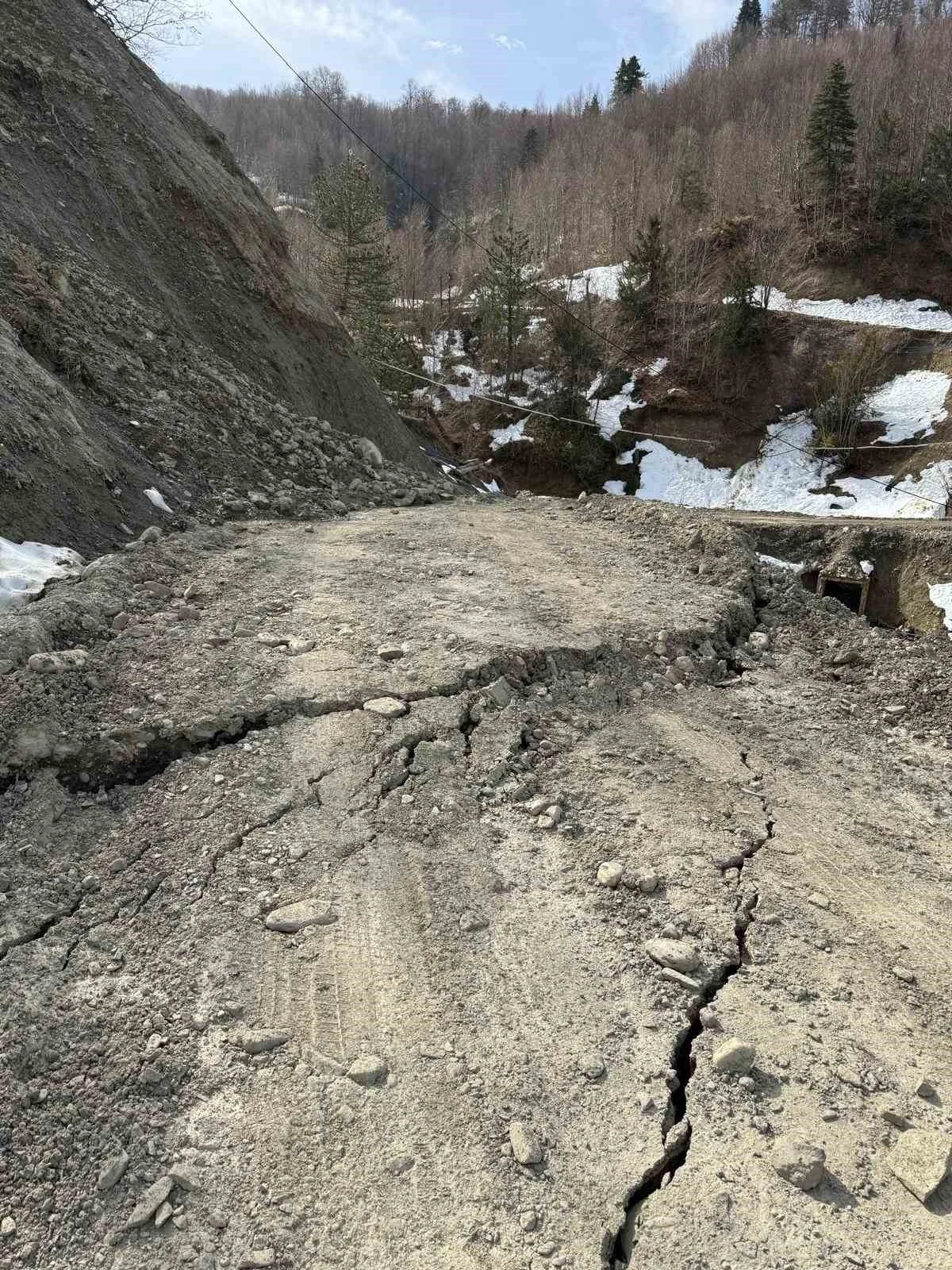 Türkeli’de heyelan köy yolunu kapattı
