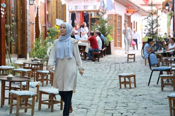 Türkiye’ye örnek oldu, bu sokak kadınların el emeğiyle canlandı
