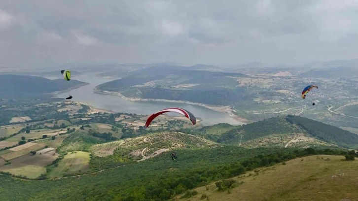 Türkmentepe, yamaç paraşütü tutkunlarını bir araya getirdi
